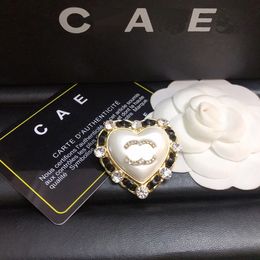 Boutique 18k Gold-Plated Brooch Brand Designer Heart-Shaped Fashionable Design Charming Girl High-Quality Brooch High-Quality Diamond Inlaid Brooch Box