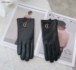 Gloves 23ss sheepskin Gloves for women Pearl inlaid logo decoration girl Five Fingers Gloves Warm plush lining Mittens Winter Gift Includ