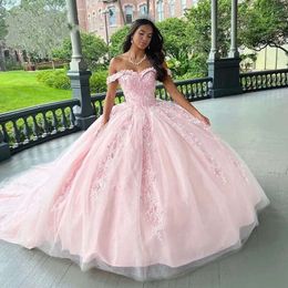 Klänningar spetsar ljusrosa quinceanera applikationsband svep tränar från axeln tyll satin skräddarsydd söt 15 16 prinsessan tävling boll klänning vestidos