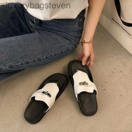 Top Level Hremms Slippers 2024 Summer New Pinch Toe Silver Buckle Herringbone Roman Flat Shoes for Womens Outwear Versatile with 1:1 Brand Logo