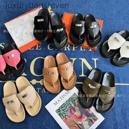 Fashion Original h Designer Slippers h Kelly Clamping Toe Slippers Womens Thick Sole 2024 New Summer Flat Bottom Round Cool Slippers for Out with 1:1 Brand Logo