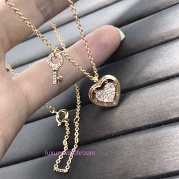 Luxury Tiifeniy Designer Pendant Necklaces Love Key Necklace Womens Trendy Brand Internet Celebrity High Version V Gold Diamond Heart shaped Collar Chain