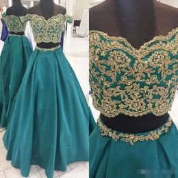 Two Piece Prom Hunter Green Dresses Gold Applique pärlor av axelklädda ärmar Custom Made Satin Floor Length Formal Evening Clown