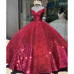 Ciemne sukienki Quinceanera czerwone błyszczące cekiny z ramion podłogi Słodka 16 konkursowa suknia balowa