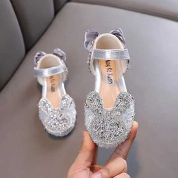 Sandals 2023 New Girls Sandals Toes Wrapped Cute Rhinestones Rabbit Versatile Soft Pink Princess Shoes Kids Mary Janes for Party Wedding