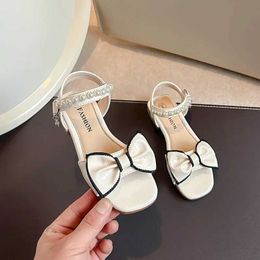 Sandals 2024 New Girls Sandals Korean Fashion Childrens Simple Pearl Bow Sweet Princess Shoes for Party Wedding Elegant Temperament