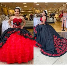 Klänningar quinceanera och svartröd 3d blommor applikationer pärlstav axelfri svep tåg satin skräddarsydd söt 15 16 prom prinsess boll klänning vestidos