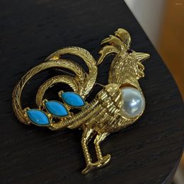 Brooches European And American Fashion Vintage High Quality Carved Brooch Rooster Style Pearl Inlaid Corsage For Men Women