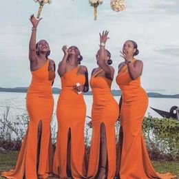 Brudtärna slits satin orange klänningar sjöjungfru sida en axel plus storlek skräddarsydd