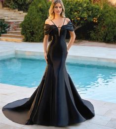 Elegant Long Black Off Shoulder Prom -klänningar med veck sjöjungfru Satin Sweep Train dragkedja tillbaka balklänningar för kvinnor