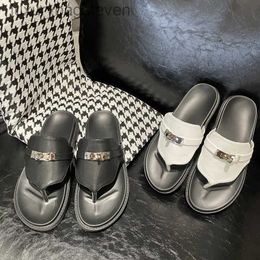 Fashion Original h Designer Slippers Summer New Clip Toe Silver Buckle Herringbone Roman Flat Shoes Womens Cowhide Flat Second Uncle with 1:1 Brand Logo