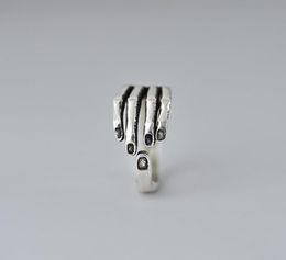 Personality Vintage Silver Women039s Open Skeleton Rings Gothic Biker Skull Hand Ring for Man Punk Man039s Knuckle Cool Jewe3406769