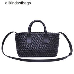 Cabat Tote Bag Bottegvenets Handbag 2024 New Womens Mini Vegetable Basket Small European and American Trend Weaving Fashion Handheld Crossbody frj
