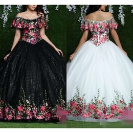 Quinceanera klänningar från det blommiga broderiet 2020 axelpärlor rufsar skräddarsydd prom bollklänning söt 16 formell ocn slitage