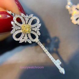 Lyx tiifeniy designer hänge halsband huizhiyi smycken 2024 Ny 925 Pure Silver Necklace Style Fashionable Key Refined Yellow Diamond