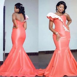 Plus Evening Coral 2021 Size Dresses One Shoulder Ruffles Spets Applique Sweep Train Satin Mermaid African Prom Party Clow Custom Made Made