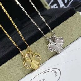 Pendant Necklaces High Luxury Classic Clover Pendant Necklace with Laser Car Flower 18K Gold Plated Womens and Girls Festival Gift