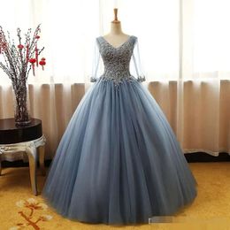 Lång 3/4 2020 Quinceanera Blue Dusty Dresses Sleeves Illusion Tulle Sheer V Neck Gold Applique Pärled Sweet 16 Prom Ball Gown Custom Made Made