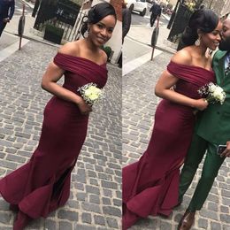 Billiga Bury Bridesmaid Dresses 2019 Elegant Off the Shoulder Ruched Gleats Mermaid Ruffles Golvlängd Maid of Honor Gown Wedding Guest