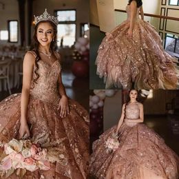 スパンコールドレスクリスタルQuinceanera Gold Gillter Rose Straps Beaded Aptique Tulle Ball Gown Sweet 16 Birthday Party Prom Formal Ocn Wear Vestido