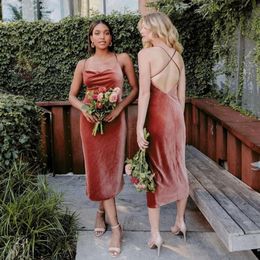 Kısa Seksi 2021 Nedime Elbiseleri Sırtsız Veet Criss Çapraz Kayışlar Çay Uzunluğu Özel Yapımı Artı Boyut Hizmetçi Onur Elbise Ülke Düğünü