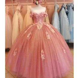 قبالة فساتين أحمر الخدود الوردي quinceanera الكتف تول ثلاثية الأزهار الزهور الزهور الدانتيل أعلى الطابق الترتر اللامع الحلو 16 ثوب عيد ميلاد الكرة