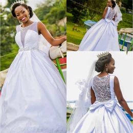 Rückenkleider plus Größe Perlen Satin Bug Sweep Zug schlechte Kristalle Schaufel Hals Gepflegtes afrikanisches Hochzeitskleid Vestidos