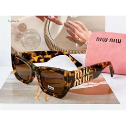 Occhiali da sole Mui Mui di alta qualità Mui Mui Glimpse 2024 WOMENS Summer CAT CAT Eye Rectangle O occhiali da sole per donne Mui Designer Fashion Brand M Litter O occhiali 607