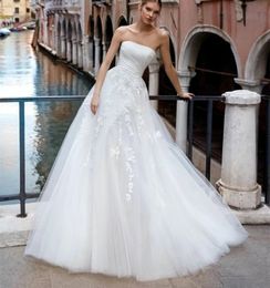 Elegant Long Strapless Lace Wedding Dresses A-Line Ivory Tulle Sleeveless Sweep Train Lace Up Back Simple Bridal Gowns for Women