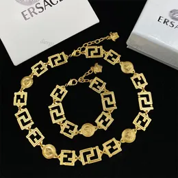 Collana di gioielli designer moda con lettere oro bracciale oro carattere carattere 18k in lega inossidabile inossidabile femmina di alta qualità da uomo hip hop labirinto regalo labirinto