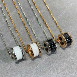 Lyxvarumärke halsbandsdesigner för kvinnor fashionabla nytt titanstål hänge halsband högkvalitativ 18k guldhalsband