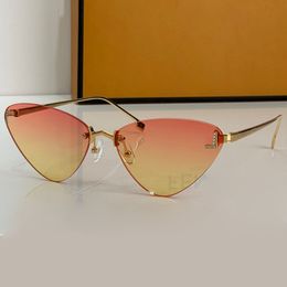 Ladies Luxury Cat Eye Metal Frame Sunglasses Designer Fashionable Outdoor Sunshade Mirror High Quality Crystal Light Color Decorative Mirror FE4086