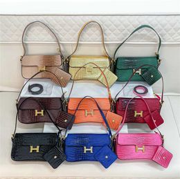 2024 Womens Fashionable Snake Skin Pattern Cross Body Bag with h Buckle One Shoulder Underarm Bags