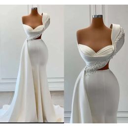 Bröllop brud sjöjungfru kristaller klänning klänningar designer peals pärlband rems satin en axel rufsar skräddarsydda vestidos de novia plus size