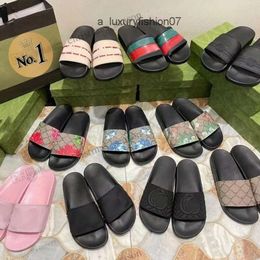 Designer Men Women 2023 Slippers bears freight Bee tiger cat snake flower Rubber Slides Sandal Flat Blooms Strawberry Bees Beach Shoes 35-48 ggitys 6Q5G