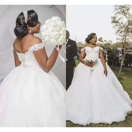 Hochzeit Wunderschöne Kleider Braut afrikanisches Kleid mit 3D Blumenapplikationen Tüll Korsett zurück vom Schulter -Sweep -Zug machte maßgeschneiderte Strand Vestidos de Novia