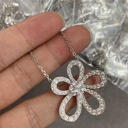 Fashion V Gold Plated Mijin Full Diamond Flower Colar com alta qualidade deve ser pago por celebridades da Internet com logotipo