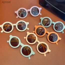 Okulary przeciwsłoneczne 2024 Dziecięce matowe okulary przeciwsłoneczne Śliczne okrągłe opalania odpowiednie dla dzieci dla dzieci chłopcy okulary przeciwsłoneczne Uv400 Ochrona 1-8 lat WX