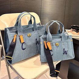 Tote Bags Designers Woman Cross Body Designer Bags Casual Denim Handbag Large Capacity Shoulder Bag Weekend Shopping Bag Travel Pouch Zipper Closure Tote Purse