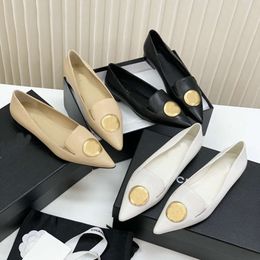 24 Spring/Summer New Flat Bottom Fragrant Grandma Single Shoes with Hardware Buckles for Comfortable and Easy to Wear, Creating a Delicate Daily Style