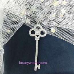 Luxury Tiifeniy Designer Pendant Necklaces Full Diamond Key Temperament Age Reducing Style Necklace Unique Design Fashionable Womens Versatile Collar Chain Jewe