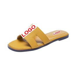 Designer läder damer sandaler 2024-8 sommar platt skor mode strand kvinnliga tofflor brev drag