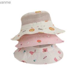 CAPS HATS 2024 Summer Childrens Hat Cartoon Printed Mesh Bucket Hat Lämplig för Girls Boys Beach UV-skyddstillbehör Barn Projekt 3-8 år WX