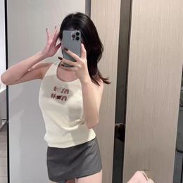 2024 MIU Bahar Yaz Backless T Shirt Sayaç Kalite Tasarımcısı Lettercrystal Elmas Örme Süssü Yelek Kadınlar İşlemeli Kolsuz Top