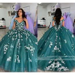 Elbiseler Floral Quinceanera Yeşil 3D Aplike Omuz Boyun Straps Tatlı 16 Doğum Günü Partisi Prom Resmi Akşam Giyim Vestidos