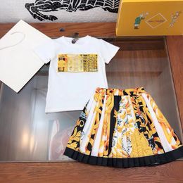 女の子のドレスデザインパーティーウェアバースデーパーティーのためのイージーガールズドレスフラワー子供のTシャツプリーツスカート2pcsセット90-150cm