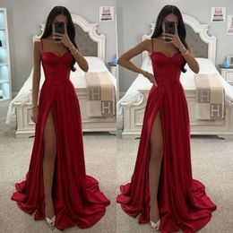 Linha Prom Vermelho Um vestido sexy de espaguete de cetim de cetim de corpete elegante prega vestidos formais sem costas para OCNs especiais Robe de Soiree es