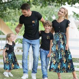 Family Matching Outfits 2024 Family Look Ruffled Sleeve Mother Daughter Matching Dresses Flower Mommy and Me Clothes Father Son Cotton T-shirts Outfits d240507