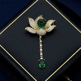 Pins Brooches Vintage Elegant Womens Classic Pendant Lotus Crystal Chest Emblem Exquisite Womens Shining Plant Water Diamond Party Pin Jewelry WX