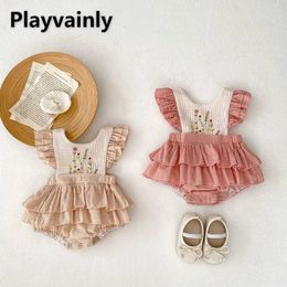 Rompers New Summer Sweet Bodysuit for Baby Girl Round Collar Embroidery Flare Sleeve Jumpsuit Newborn Hundred Day Princess Dress H240507